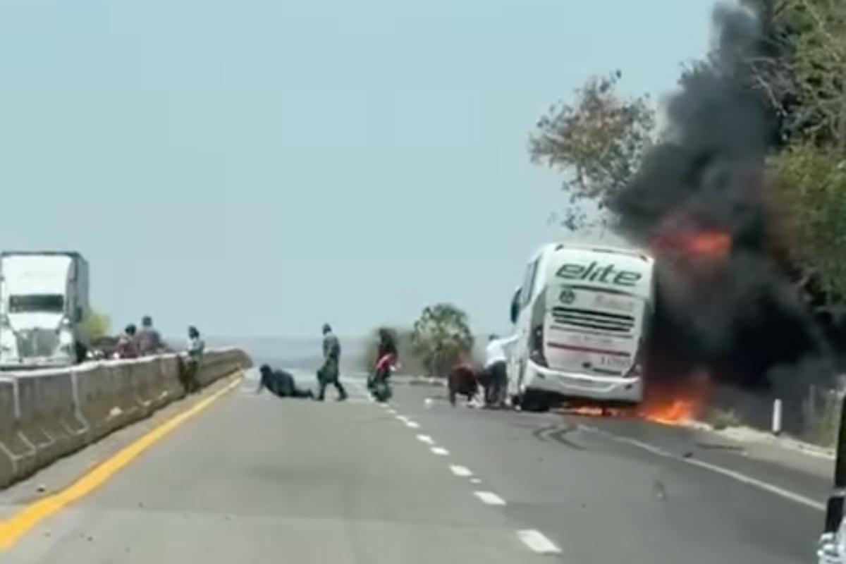 Se incendia autobús en Sinaloa; reportan 4 personas muertas