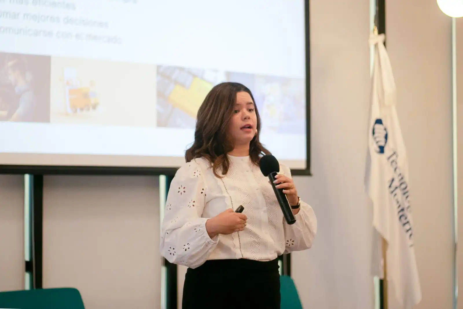 Licenciada Ana Valeria Calvo en conferencia en el Tecnológico de Monterrey