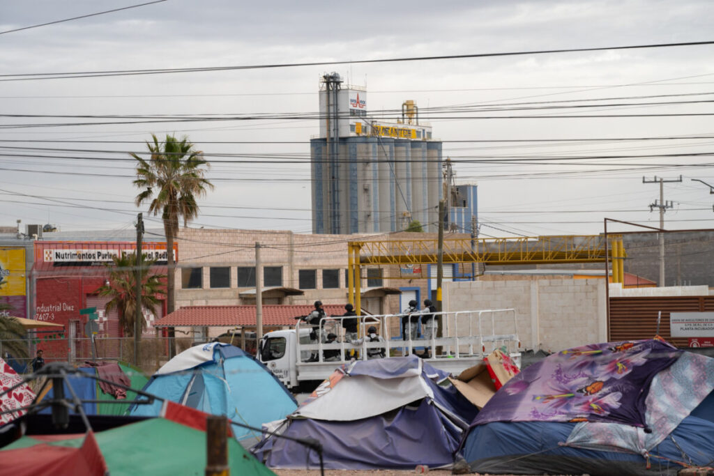Campamento de personas migrantes en la ciudad de Chihuahua, cerca de la avenida Juan Pablo II.