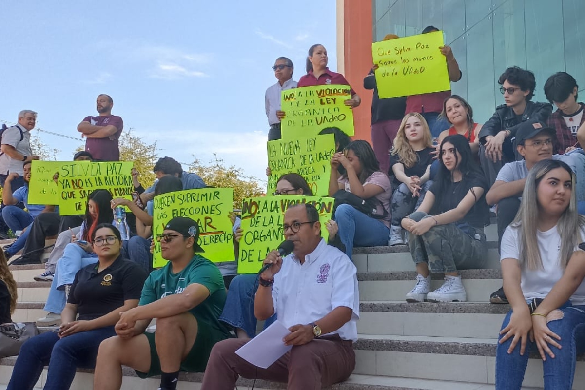 Maestros y estudiantes de la UAdeO se pronunciaron en contra de la administración de la universidad.