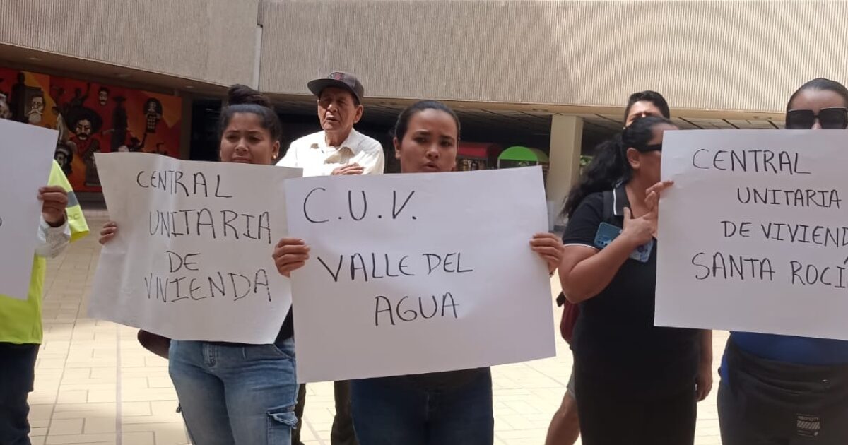 Por falta de vivienda se manifiestan en Palacio de Gobierno | Revista ...