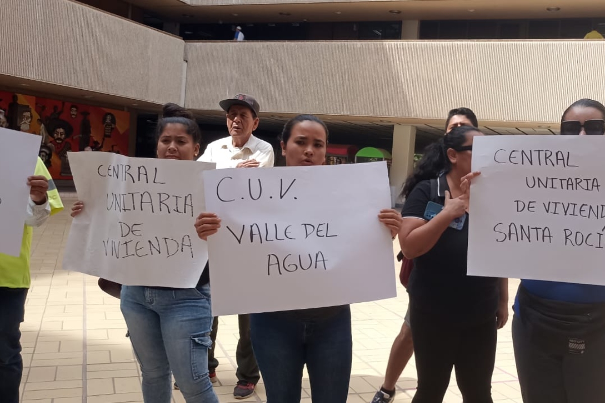 Personas se manifiestan en Culiacán para exigir vivienda.