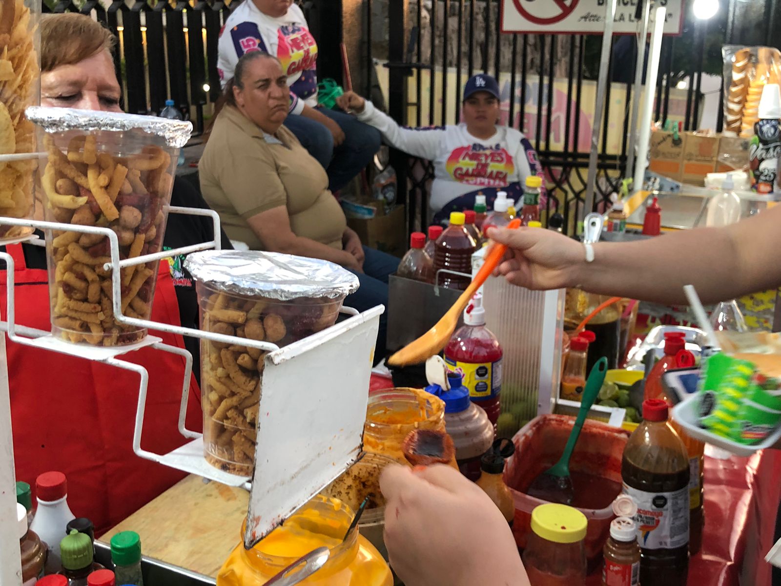 El negocio de Don Florentino y Doña María innovó la manera de comer elotes en Culiacán. Fotografía: Valeria Estrada Apodaca