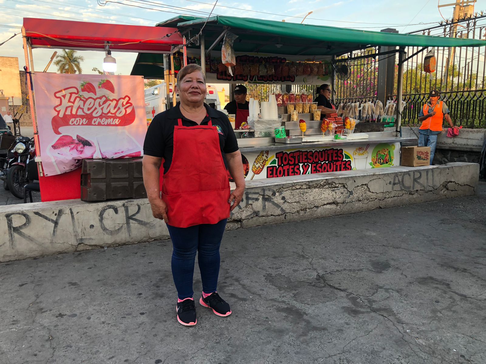 La señora María es quien ha dirigido el negocio de los elotes de La Lomita en Culiacán. Fotografía: Marcos Vizcarra