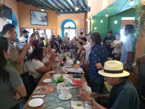 Durante conferencia de prensa, el Colectivo en Defensa del Faro Mazatlán tuvo grupos de choque que criticaron las acciones de protesta. Fotografía: Son Playas