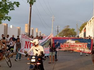 Durante conferencia de prensa, el Colectivo en Defensa del Faro Mazatlán tuvo grupos de choque que criticaron las acciones de protesta. Fotografía: Son Playas