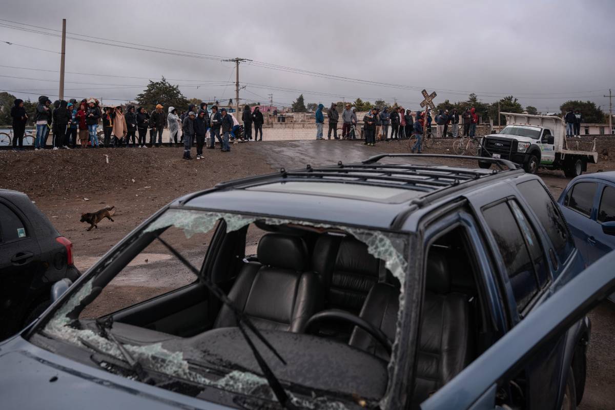 El vehículo de un campesino de la tercera edad fue baleado y destruído por policías de Fuerza Civil, al interior se observan rastros de sangre y vidrios rotos. Foto: Félix Márquez
