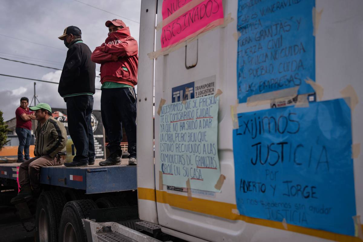Pobladores exigen justicia por el asesinato de los hermanos Cortina Vázquez, durante la represión sufrida a manos de la Fuerza Civil de Veracruz. Foto: Félix Márquez