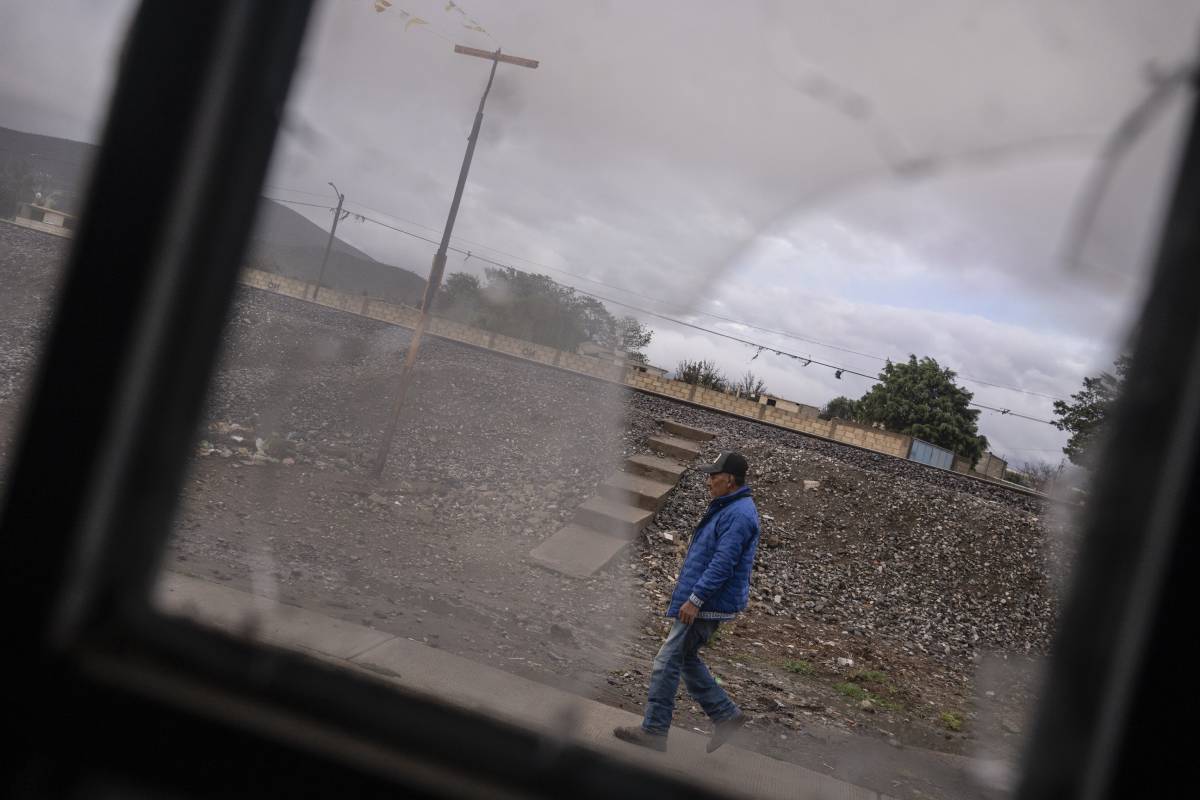Un hombre camina cerca de las viviendas que fueron dañadas por elementos policiacos en la comunidad de Totalco, municipio de Perote. Foto: Félix Márquez