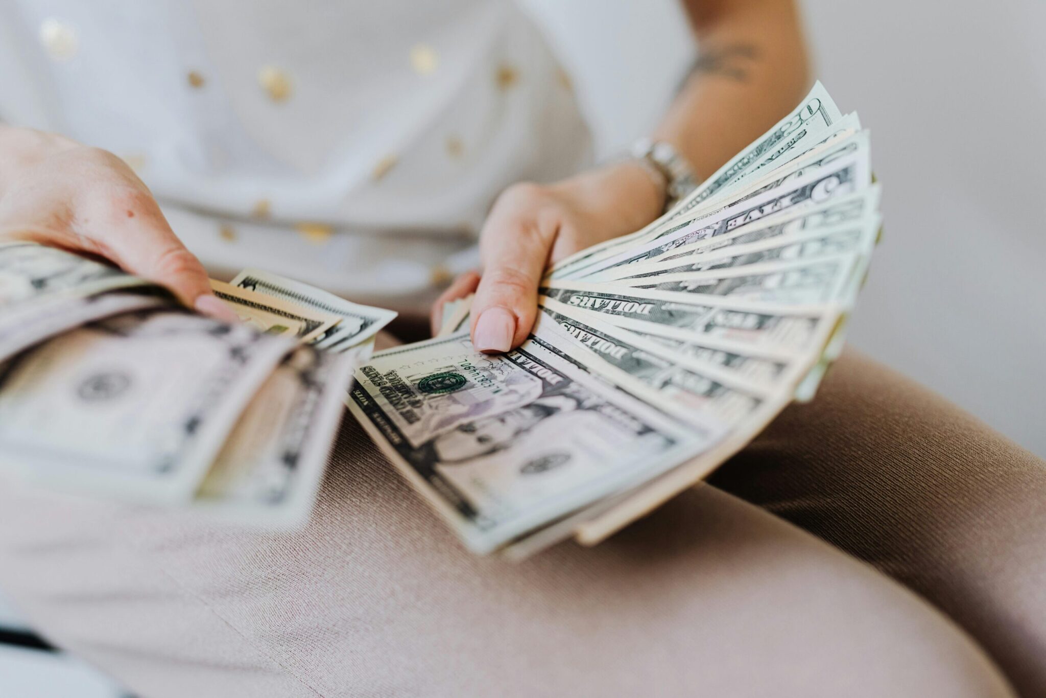 Dólar estadounidense, Peso mexicano, Tipo de cambio, Mercado interbancario, Economía mexicana, Economía estadounidense, Política monetaria, Tasas de interés, Banco de México, Reserva Federal, PIB, Inflación, Desempleo, Geopolítica, Crisis financieras, Importaciones, Exportaciones, Inversión extranjera, Turismo, Volatilidad, Estabilidad financiera, Coberturas cambiarias