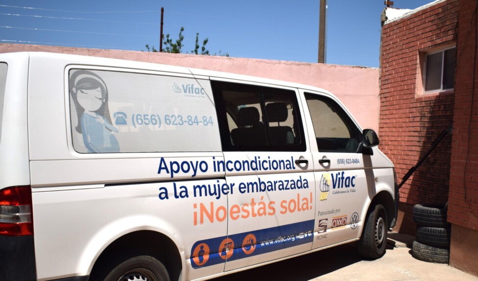 “Patrocinado por FECHAC Oxxo Volkswagen”, dice la publicidad impresa en la puerta derecha de una camioneta de Vifac en Ciudad Juárez, Chihuahua | Foto: Verónica Martínez/openDemocracy. Todos los derechos reservados