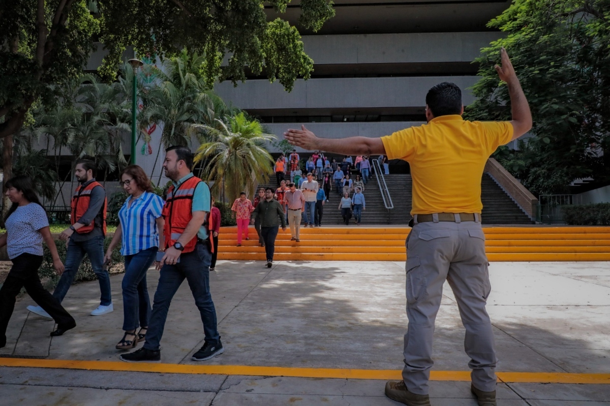 Simulacro de evacuación en Palacio de Gobierno; mejoran tiempo del año