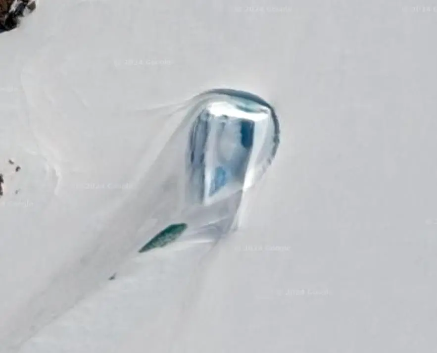 La puerta de hielo en la antártida encontrada en Google Maps.