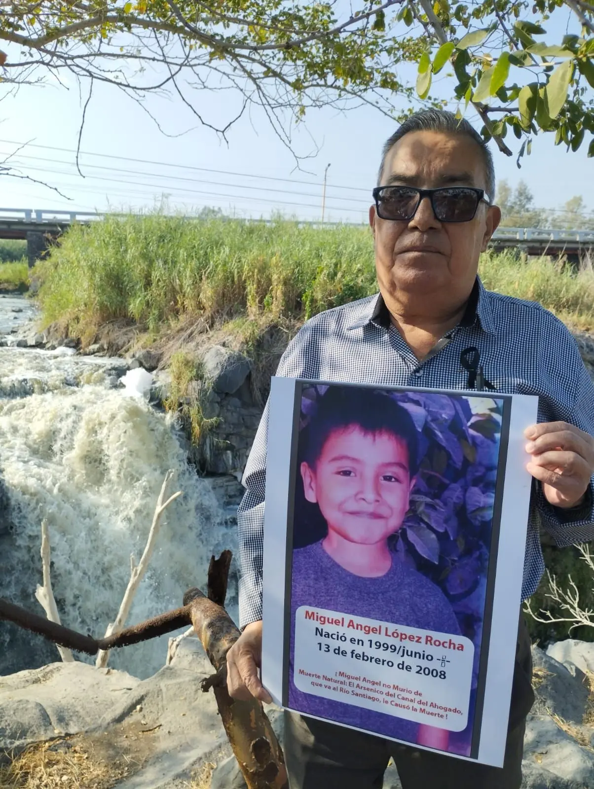 Raúl Muñoz sostiene una imagen del niño Miguel Ángel López Rocha fallecido a causa de la contaminación. En febrero del próximo año será inaugurado un memorial. 