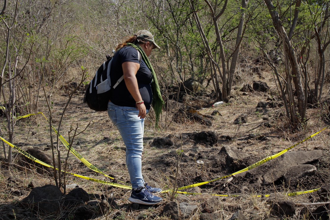 Yaneth Barriga, junto a la fosa donde encontraron a su tío Mario Alberto León Pérez, minutos después de que los peritos se llevaran el cuerpo.