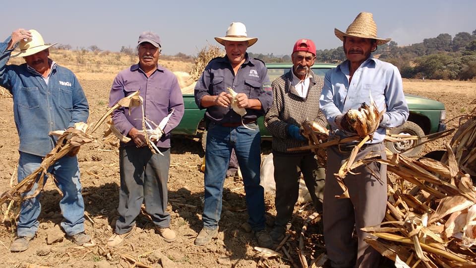 Álvaro Arvizu Aguiñaga con agricultores de la zona de Tlalmanalco y Amecameca, defensores del maíz originario.