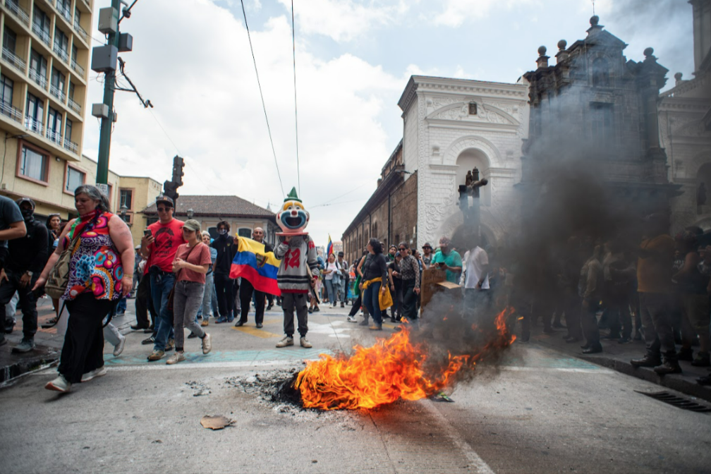 ‘El bullas’ personaje de la performance de la banda de hip-hop Mugre sur, es parte de la estampería popular que está en las manifestaciones. En Ecuador el uso de caretas es también usual en bailes que desde la Colonia se emplean para burlar al poder.