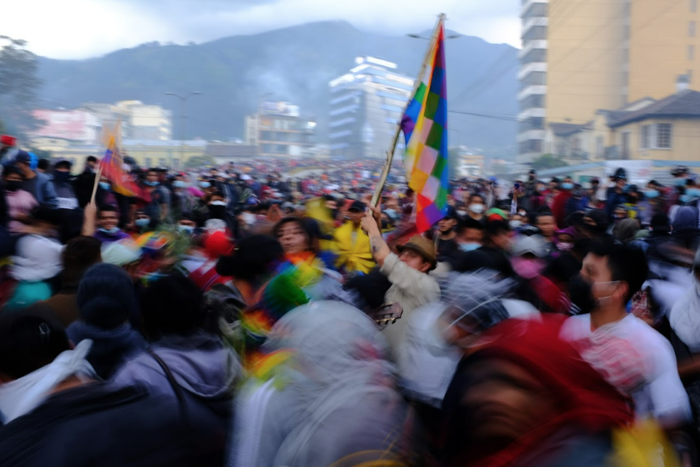 «El paro no para” proclamaba al micrófono ‘Disfraz’. Durante el Paro Nacional de 2022 se postergó la celebración del Inti Raymi. El sincretismo entre las raíces ancestrales y la música moderna y popular se deja ver en el baile donde se brinca y choca con otros bailarines, llamado también ‘pogo’.