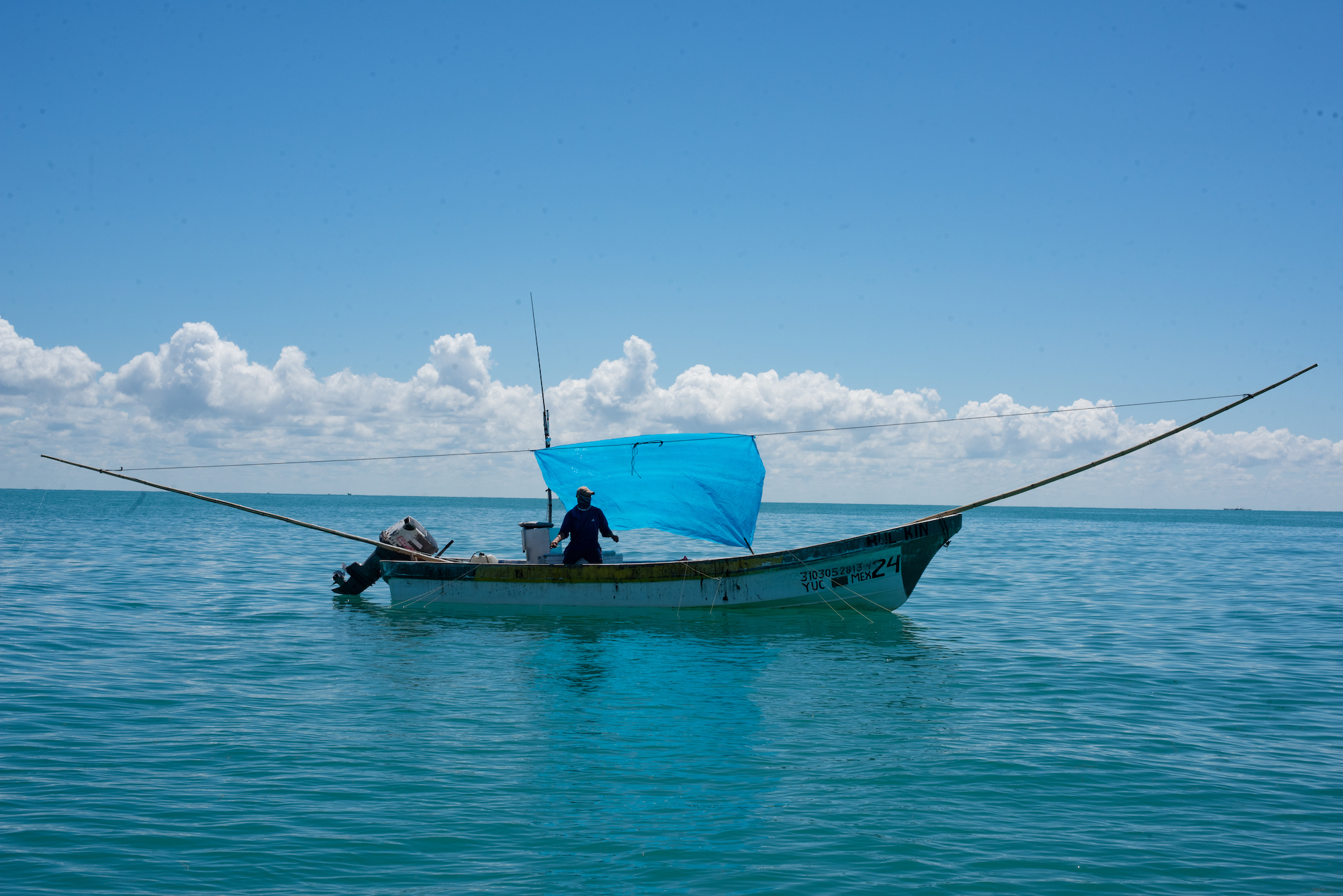 Pescador durante su jornada en Celestún, Yucatán. Foto: © Oceana / Cuauhtémoc Moreno