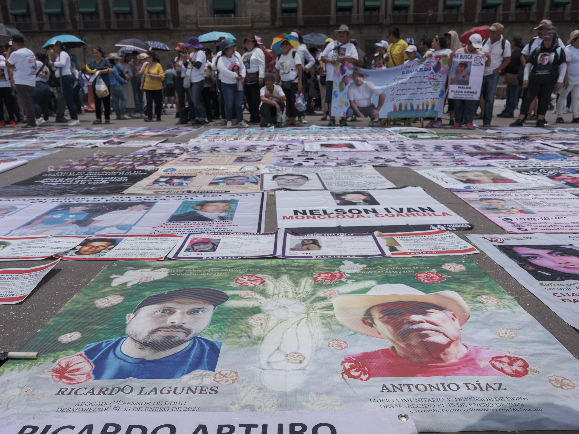 Ricardo Arturo Lagunes Gasca, reconocido abogado de derechos humanos, y Antonio Díaz Valencia, líder de la comunidad indígena de Aquila, en el estado de Michoacán, durante una protesta por las personas desaparecidas en el centro de Ciudad de México. Crédito: Luis Antonio Rojas para Global Witness.