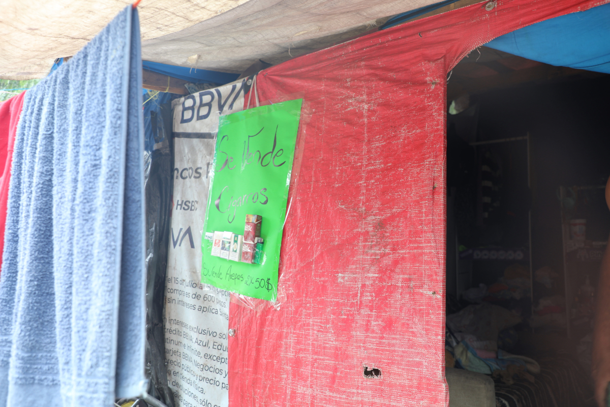 Richard y su esposa venden cigarros y arepas para sumar a lo que obtienen de sus salarios, una práctica común en el campamento