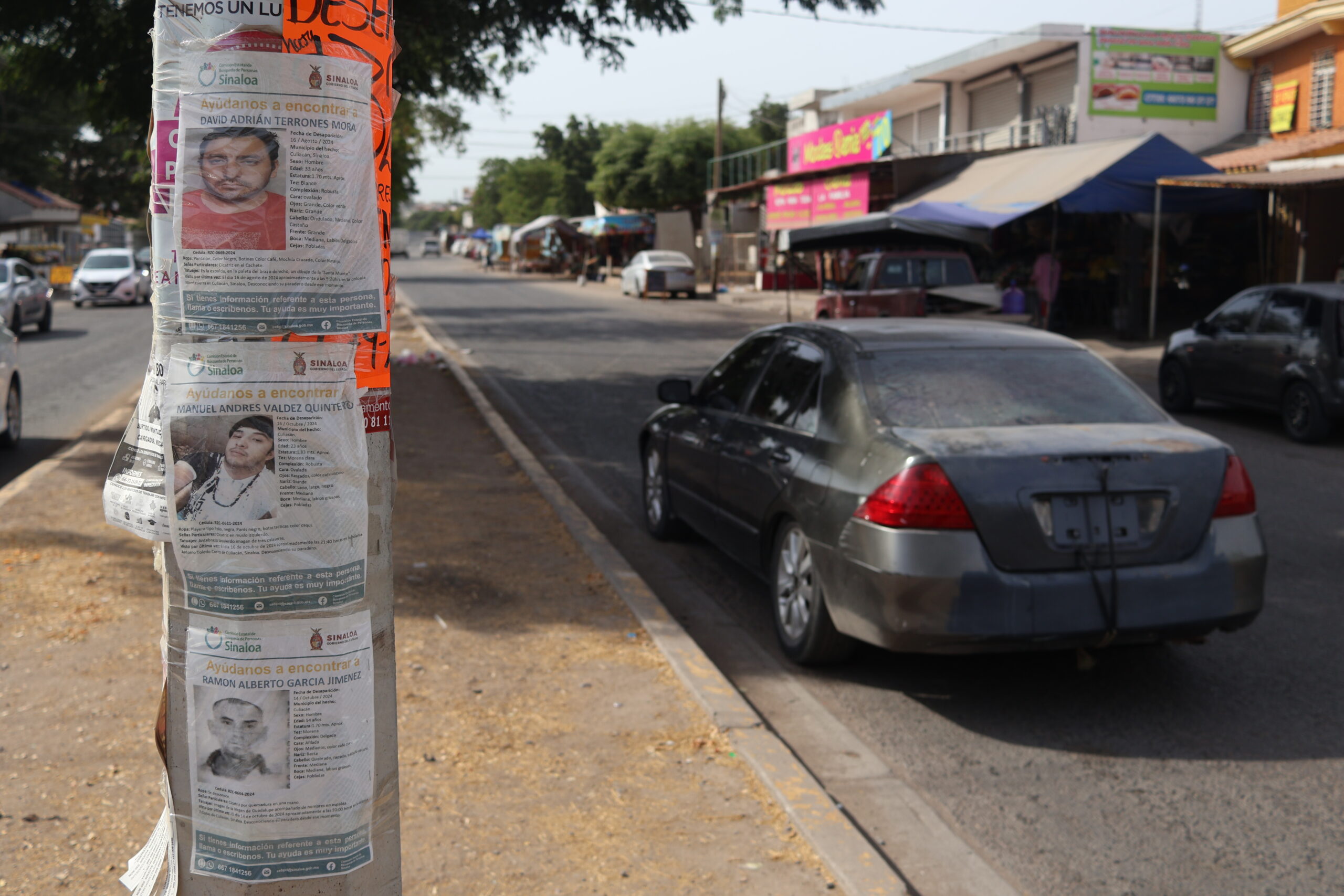 Fichas de búsqueda colocadas en el bulevar Las Minas, al sur de Culiacán