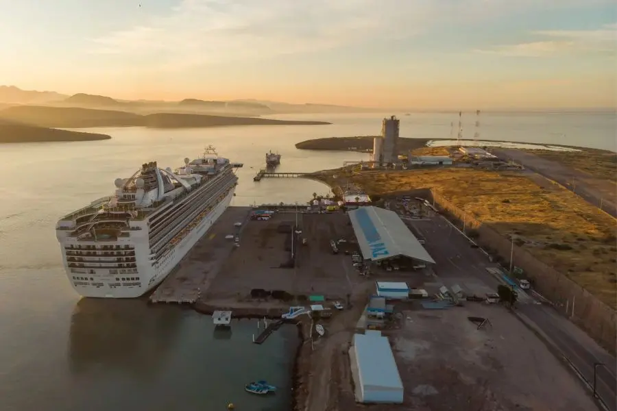 Crucero arribando al puerto Pichilingue.