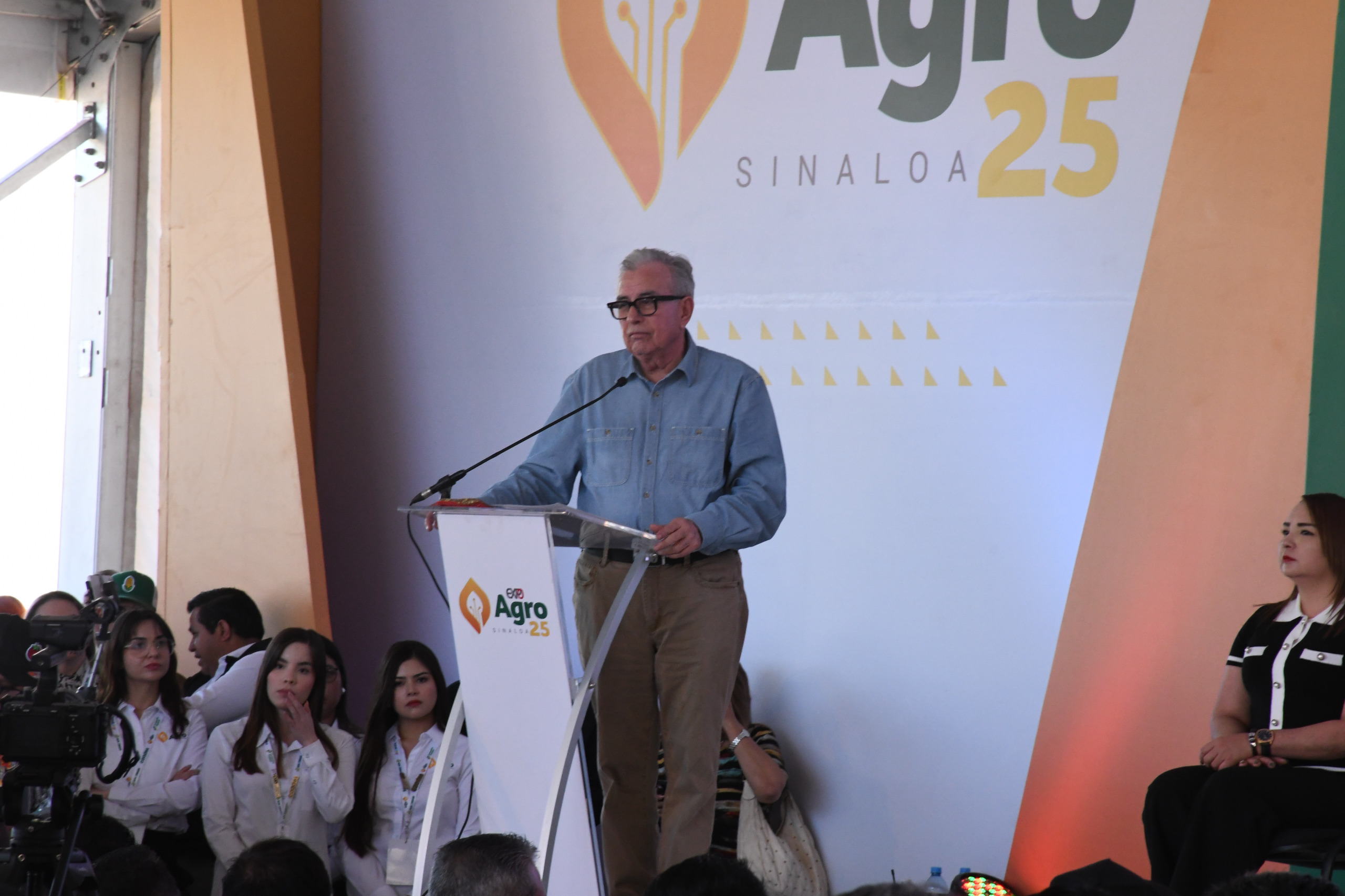 Rubén Rocha Moya inauguró la Expoagro 2025 en Culiacán y propuso a la presidenta Sheinbaum sustituir importaciones de frijol y camarón con producción sinaloense. También destacó la rehabilitación de distritos de riego ante la crisis hídrica.