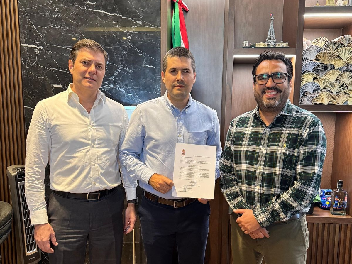 El alcalde Juan de Dios Gámez Mendívil designó a Miguel Ángel Calderón Espinoza como director de Asuntos Jurídicos. Su labor estará enfocada en la regularización de terrenos y la transparencia administrativa.