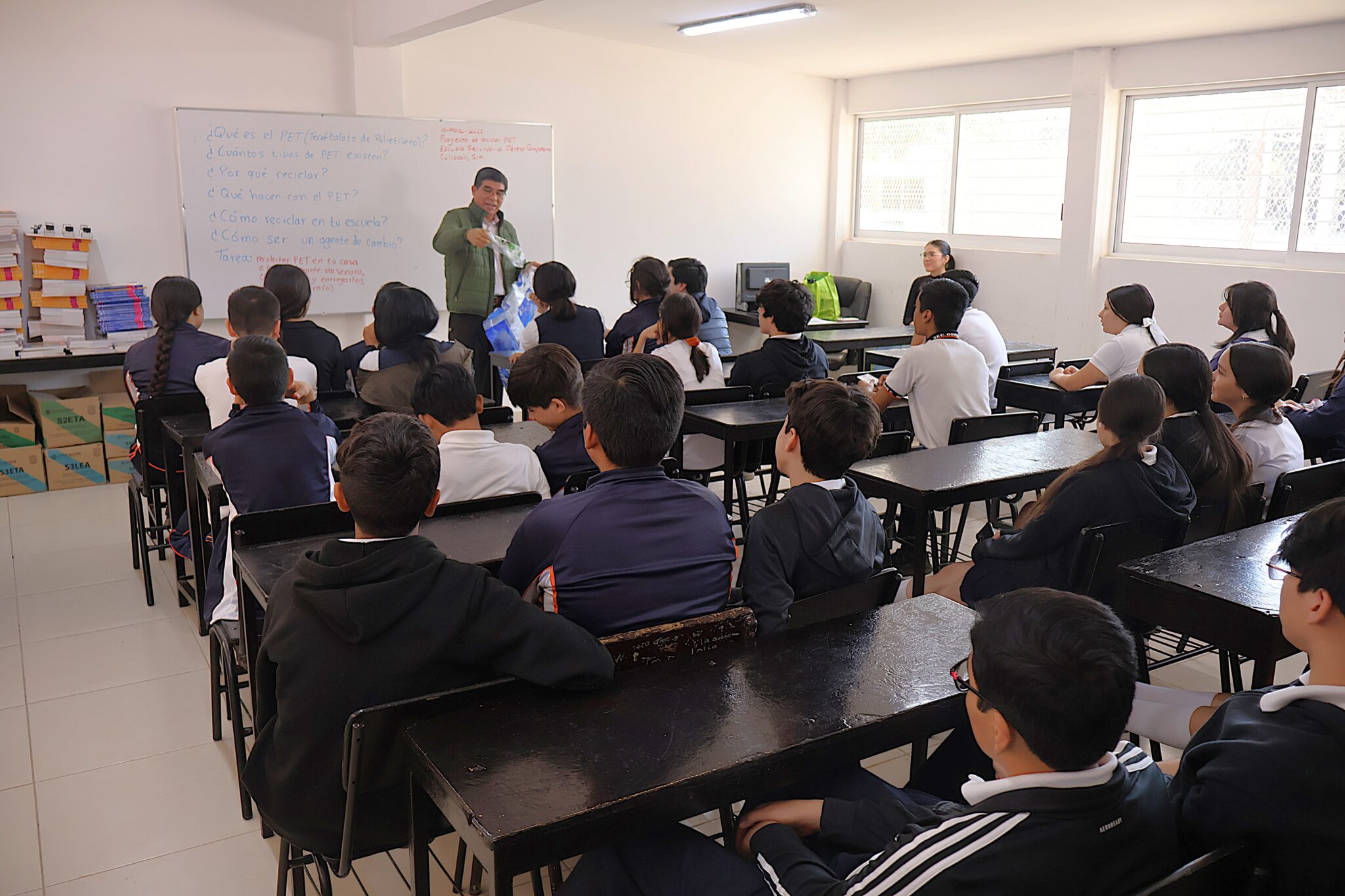 Taller de Reciclaje economista Luis Armando Becerra Secundaria Obrero Mundial (21)