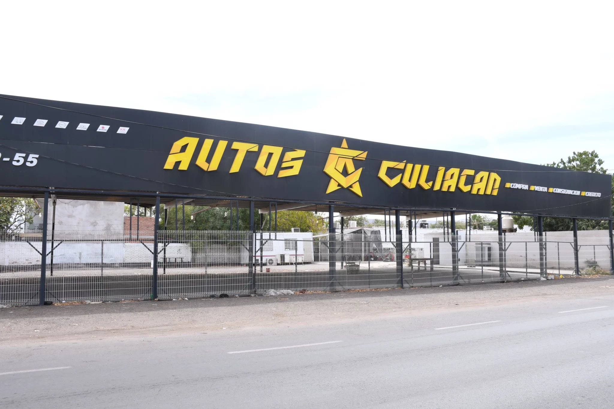 Autos Culiacán, negocio cerrado y abandonado.