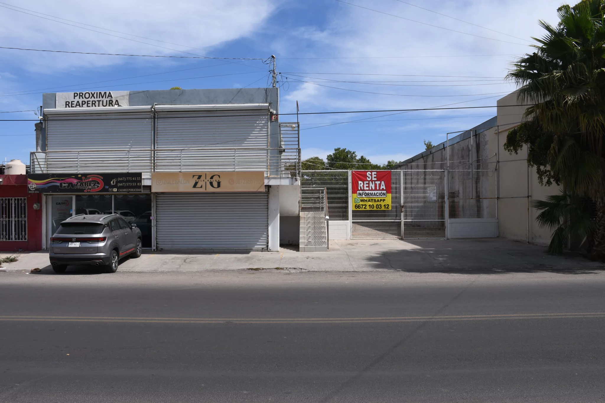 Autos G Seminuevos, cerrado, el local se puso a la renta.