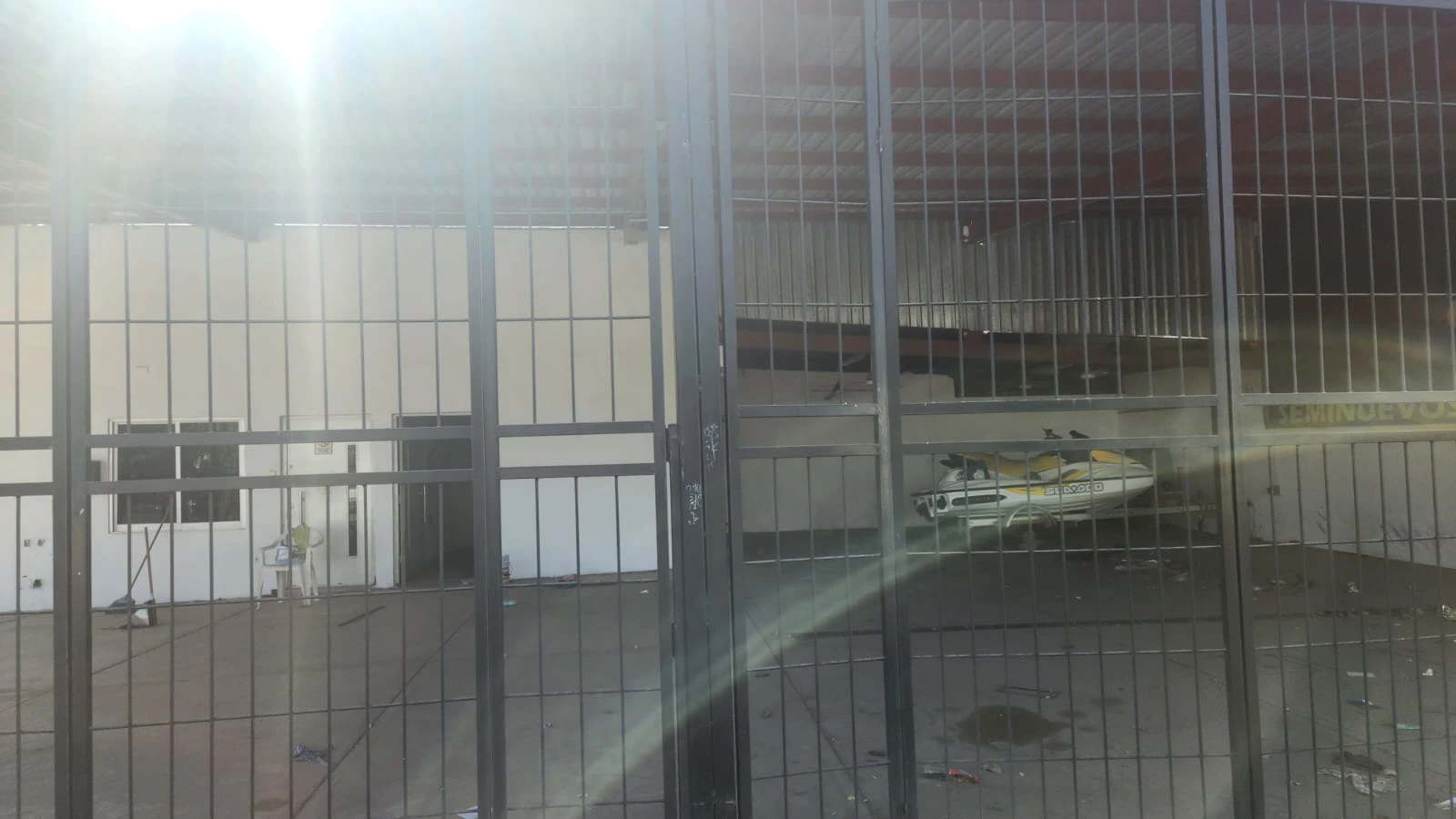 Centenario Autos, una vez la plaza de venta de lujosos carros, ha sido desmantelado y permanece vacío.