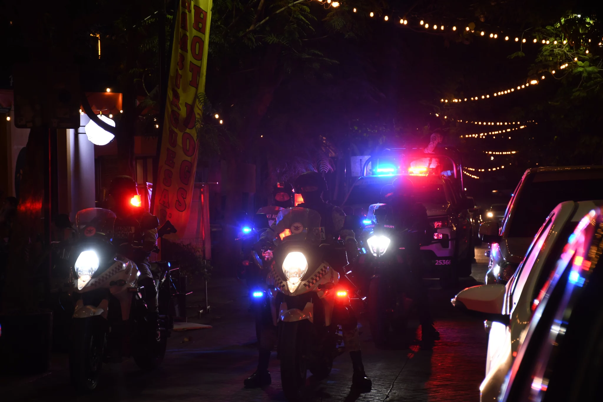 Carros y motos de la Guardia Nacional llegando a Paseo del Ángel, como parte del operativo Culiacán en Movimiento.