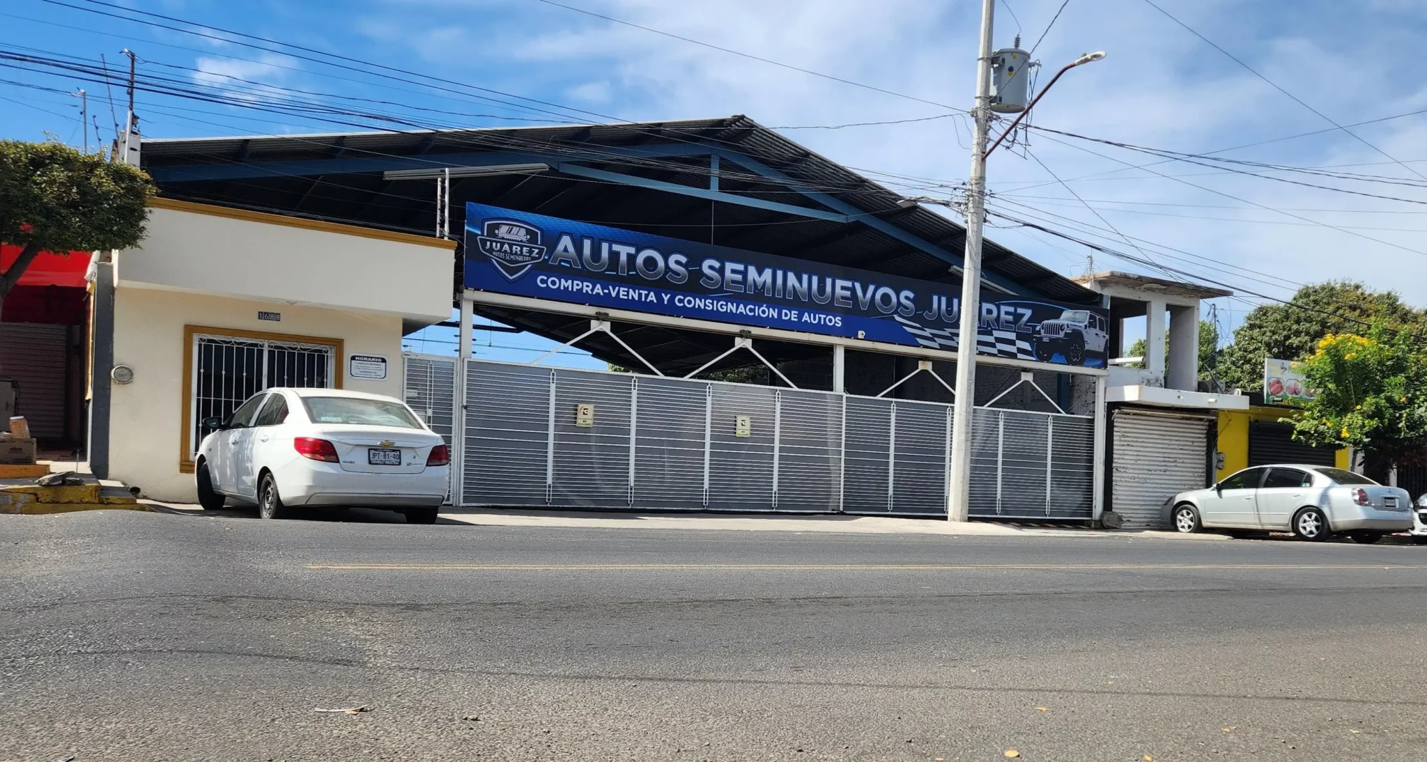 Seminuevos Juárez, cerrado.
