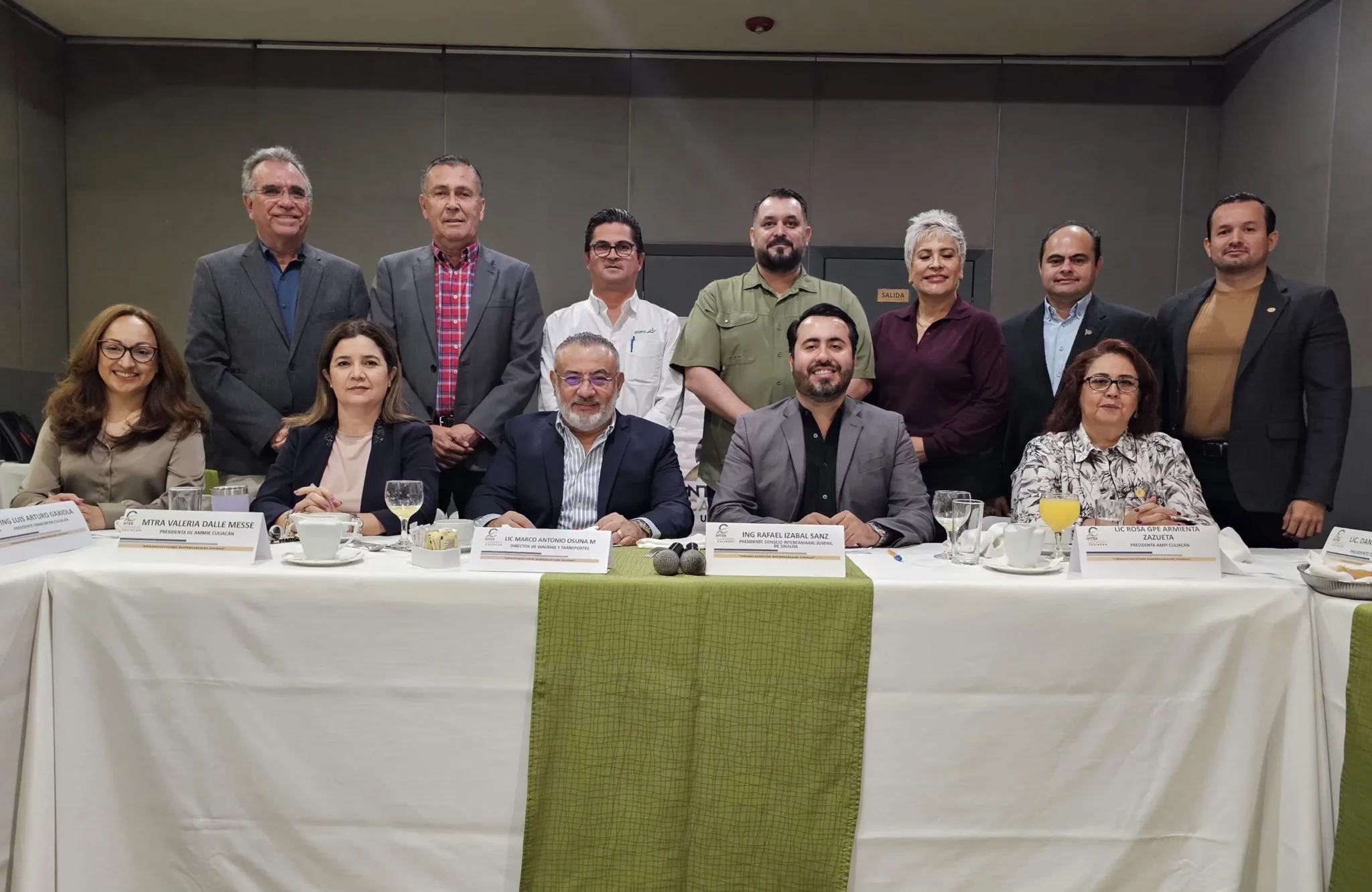 El director de Vialidad y Transportes, Marco Antonio Osuna, anuncia la ampliación del horario del transporte urbano en Culiacán y el fortalecimiento de la capacitación para operadores.