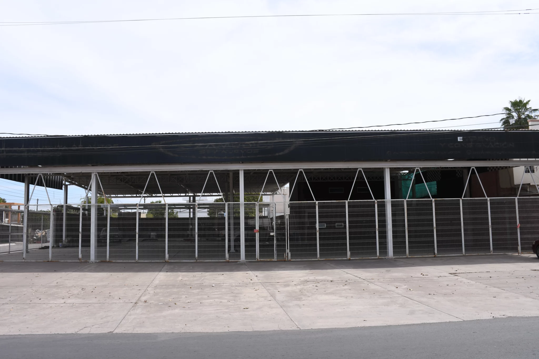Zamudio seminuevos, cerrado y desmantelado.