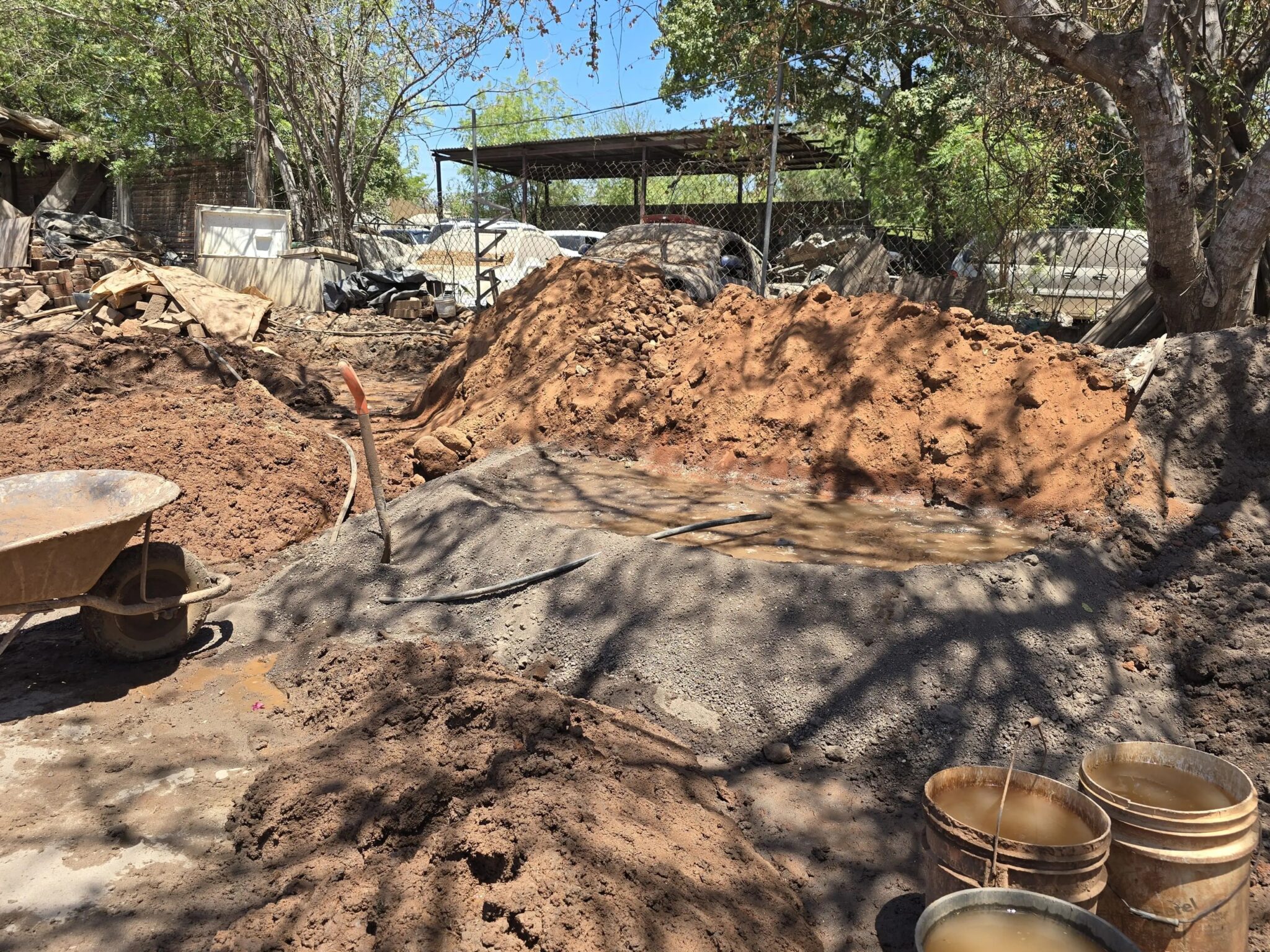 Mezcla de la tierra roja y tierra negra con agua y acerrín, proceso fabricación ladrillo Culiacán.