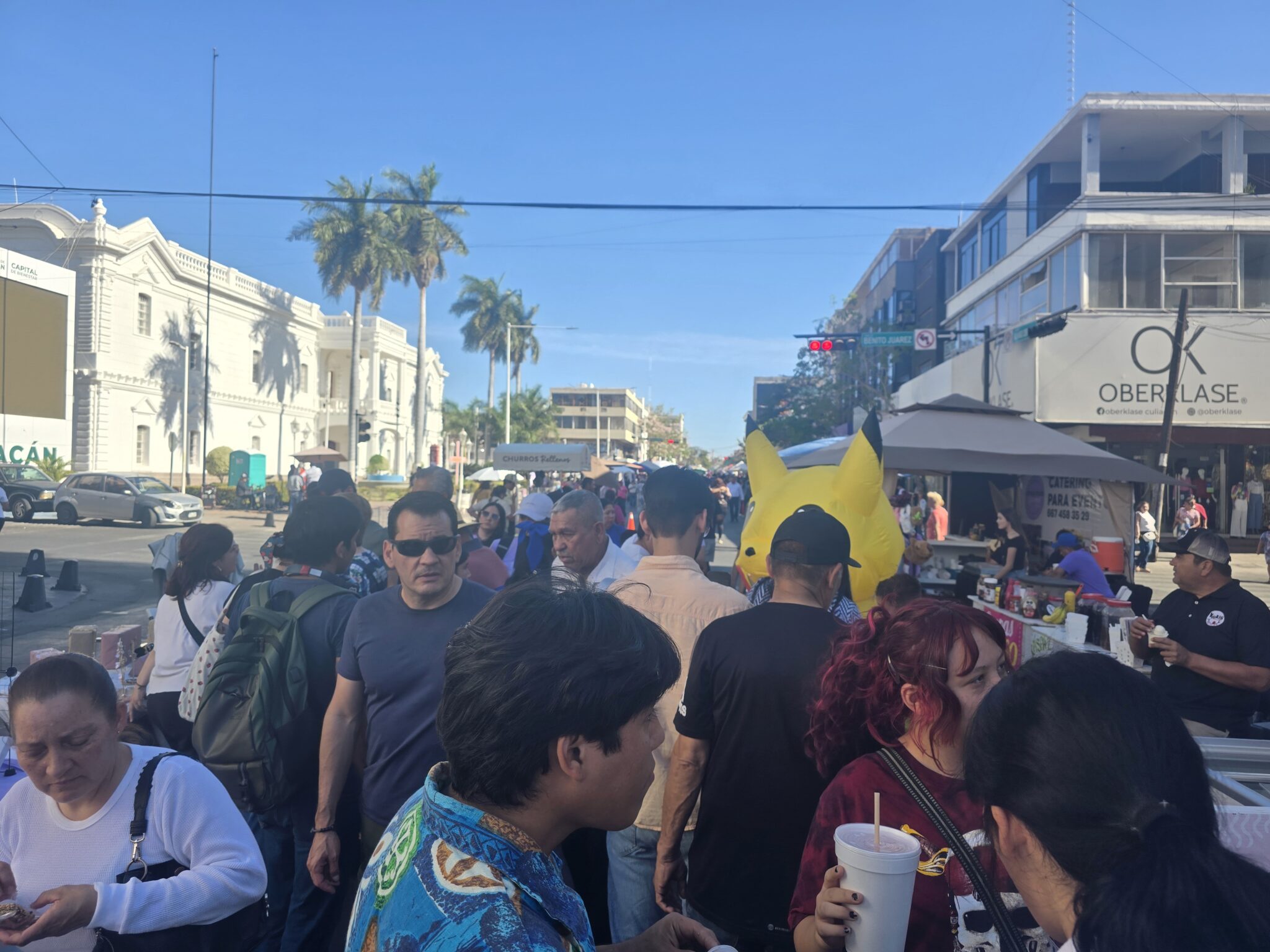 Mega bazar fuerte afluencia de gente.