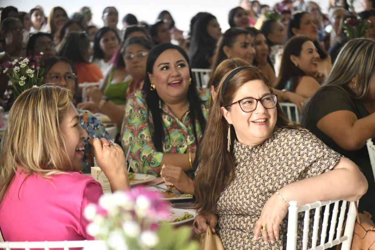 Mazatlán reconocen a mamás trabajadores del municipio