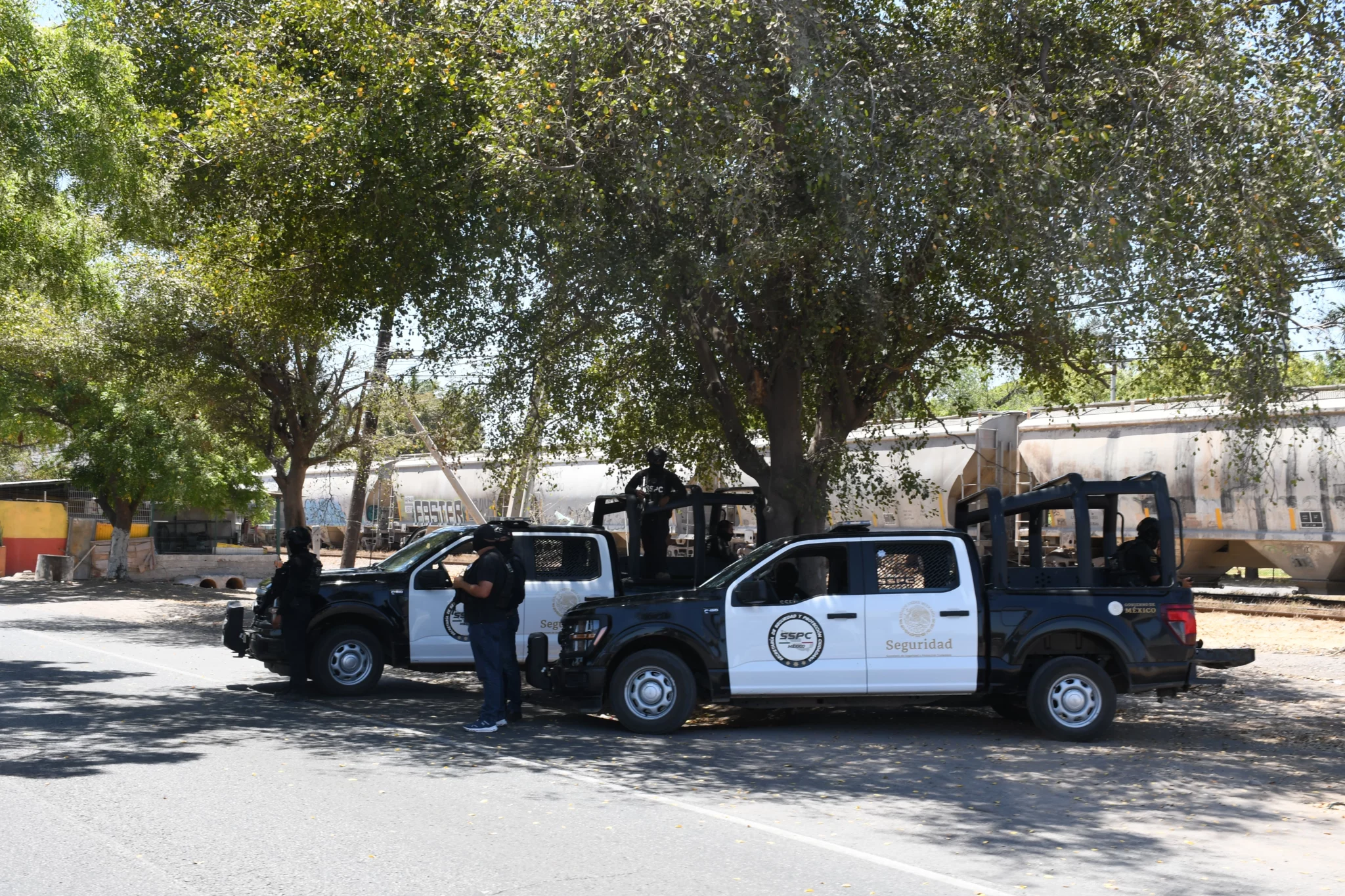 Policías de Harfuch en el sitio.