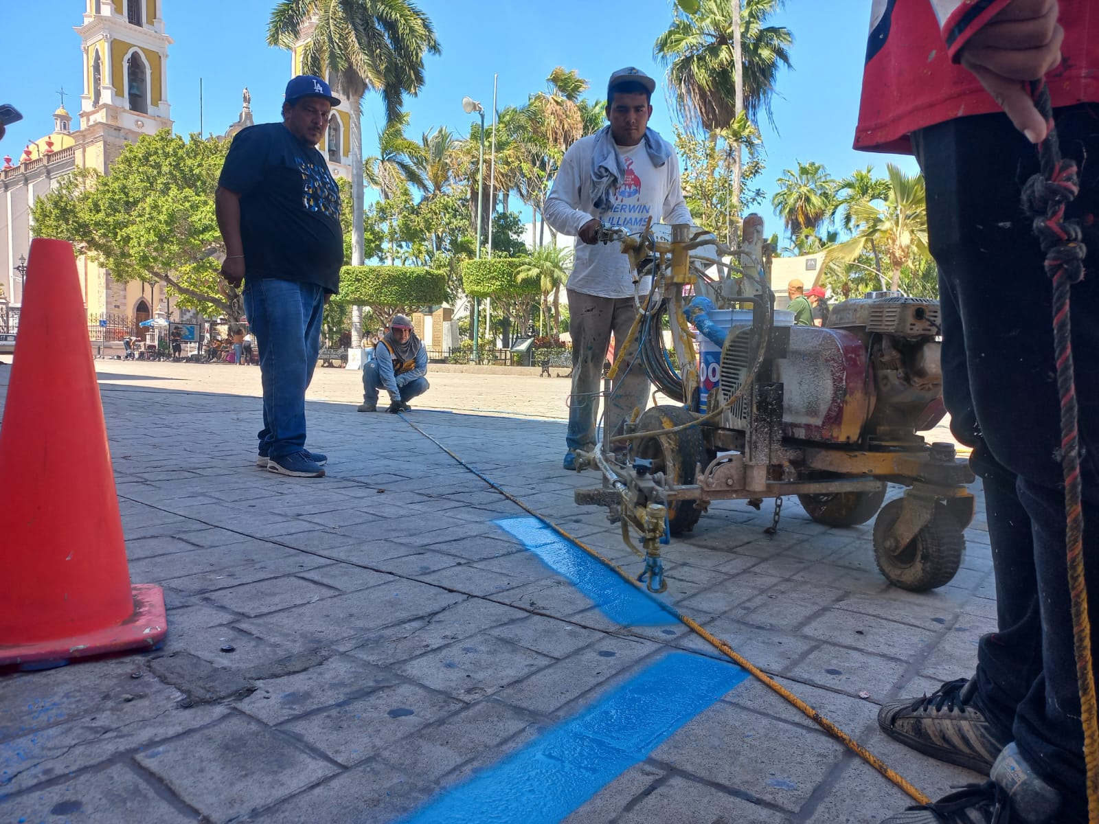 Obreros pintan la línea azul