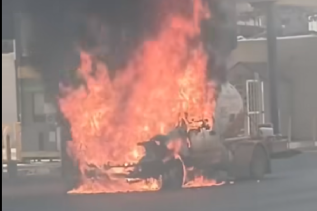 El incendio de una pipa de gas LP en pleno centro de Culiacán movilizó a cuerpos de emergencia y obligó al cierre de comercios; no se reportaron lesionados.