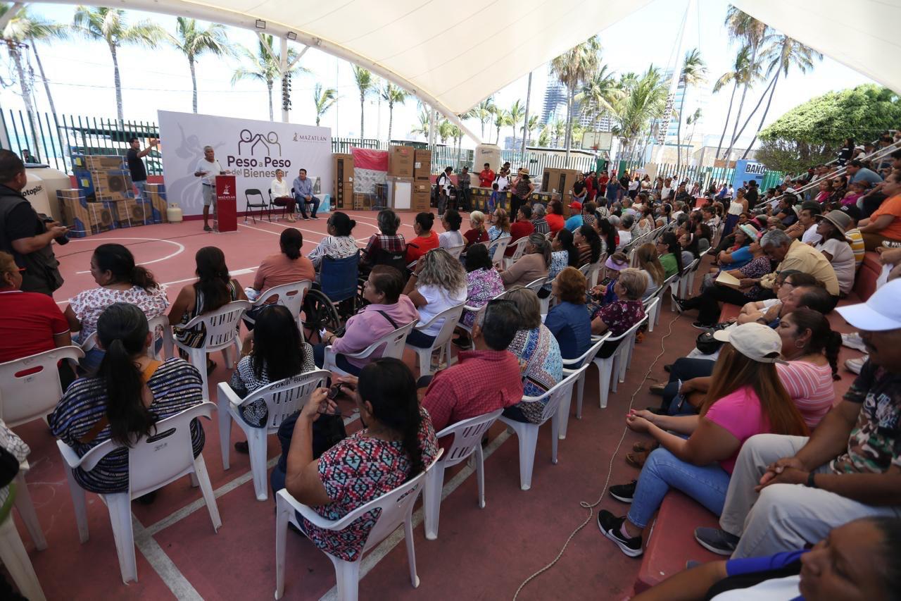Estrella Palacios apoya a 369 familias de Mazatlán con electrodomésticos y materiales a mitad de precio mediante el programa “Peso a Peso del Bienestar”.