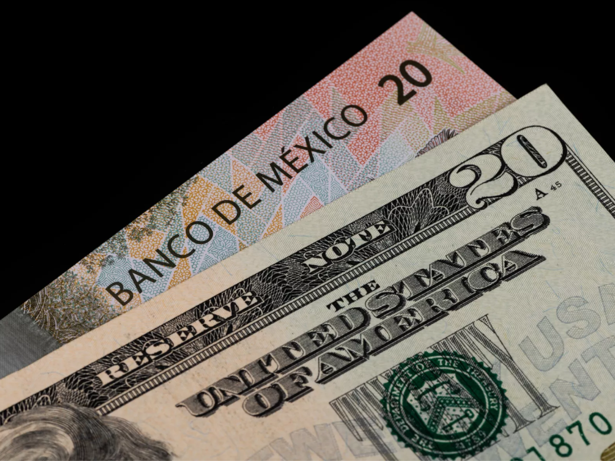 El peso mexicano cae frente al dólar esta mañana de viernes 2 de abril en el mercado de divisas.