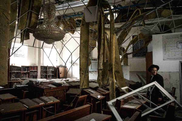 Judio-ultraortodoxo-revisa-los-danos-al-interior-de-una-sinagogo-tras-una-ataque-600x400