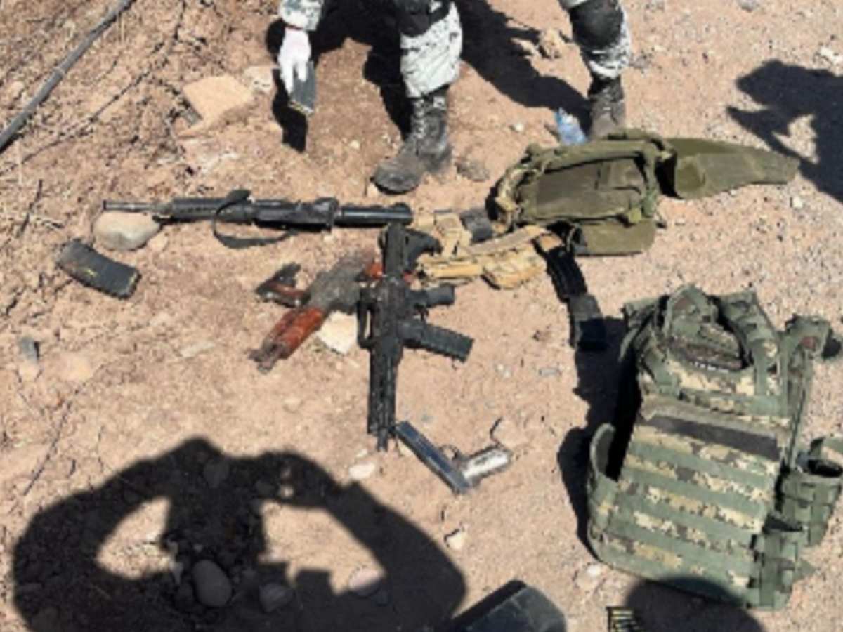 Armamento decomisado tras enfrentamiento en El Barrio, Culiacán.