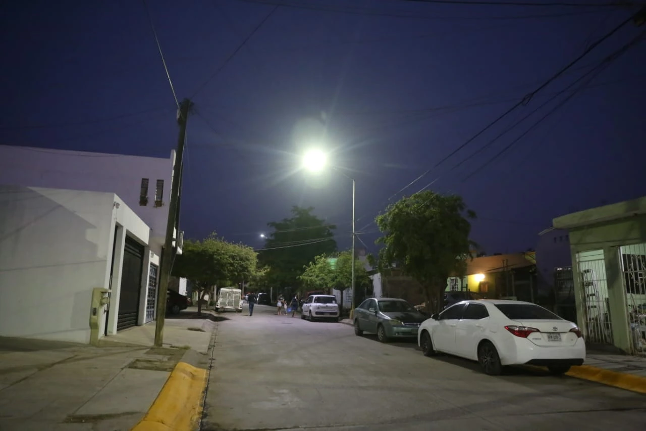 Con una inversión de más de 950 mil pesos, el Ayuntamiento de Mazatlán mejora el alumbrado público en dos fraccionamientos como parte del programa “Mazatlán Brilla”.