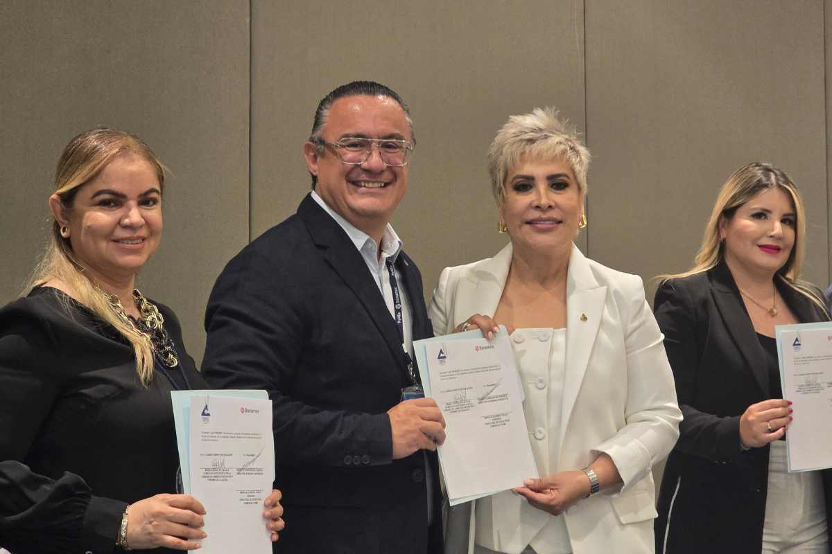 Lupita Zavala y ejecutivos de Banamex.