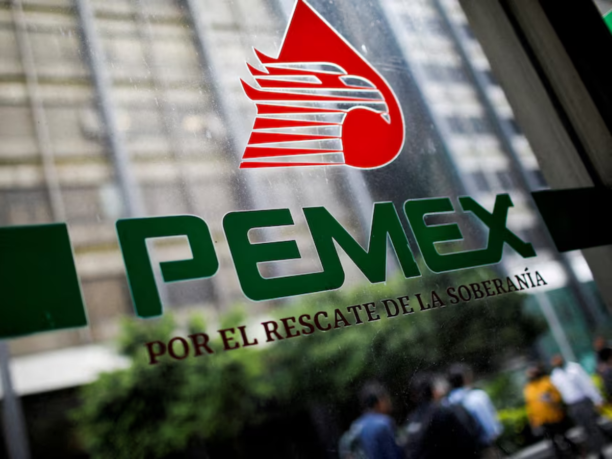La Secretaría de Hacienda emitió bonos precapitalizados para cubrir los vencimientos inmediatos de Pemex, mientras la agencia S&P advierte que la deuda y pasivos operativos siguen siendo un desafío.